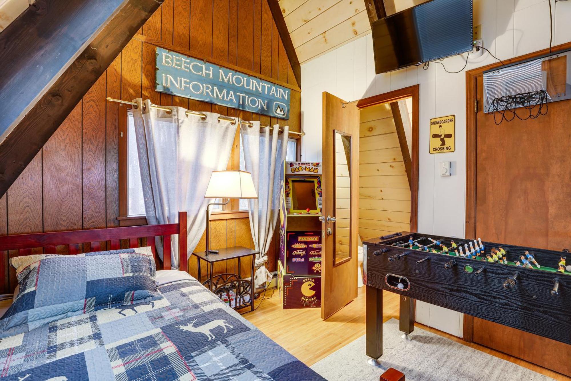A-Frame Cabin With Hot Tub 1 Mi To Beech Mountain! Exterior photo